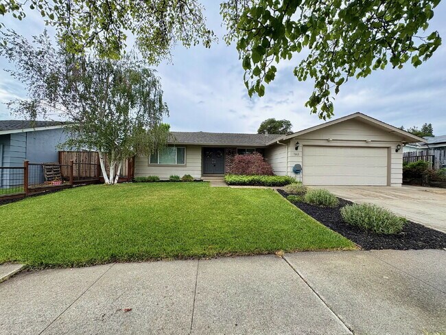 Building Photo - Spacious 3 Bedroom Gilroy Home with AC  & Attached Garage