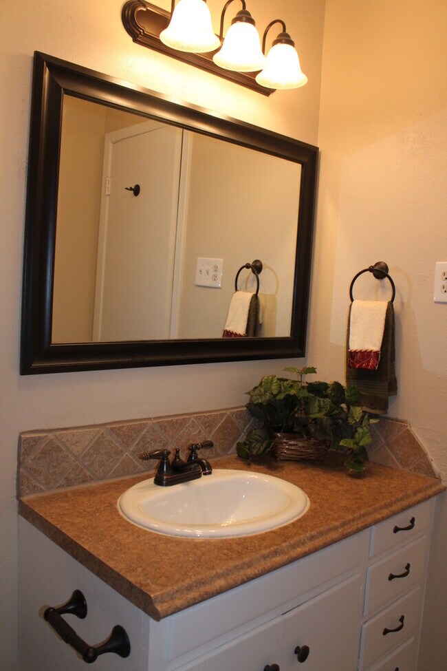 Building Photo - PRE-LEASING For August! 4 Bedroom/ 2 Bath Updated house close to TTU and LCU