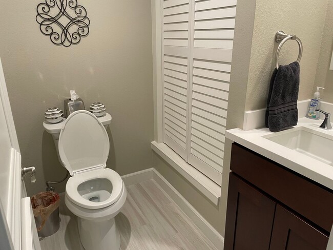 Building Photo - Fully Furnished Annual Lease Available