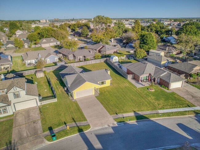 Building Photo - Move in discount / $800 first month rent