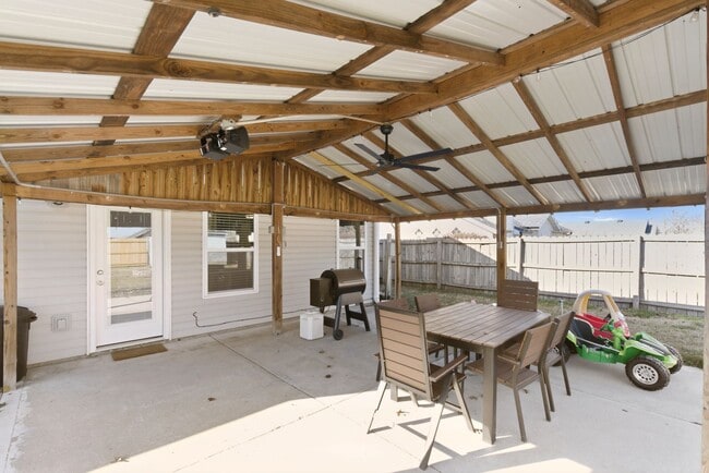 Building Photo - 3 Bedroom | 2 Bathroom | 2 Car Garage | Nixa Schools| Fireplace | Fenced yard | Solar Panels!