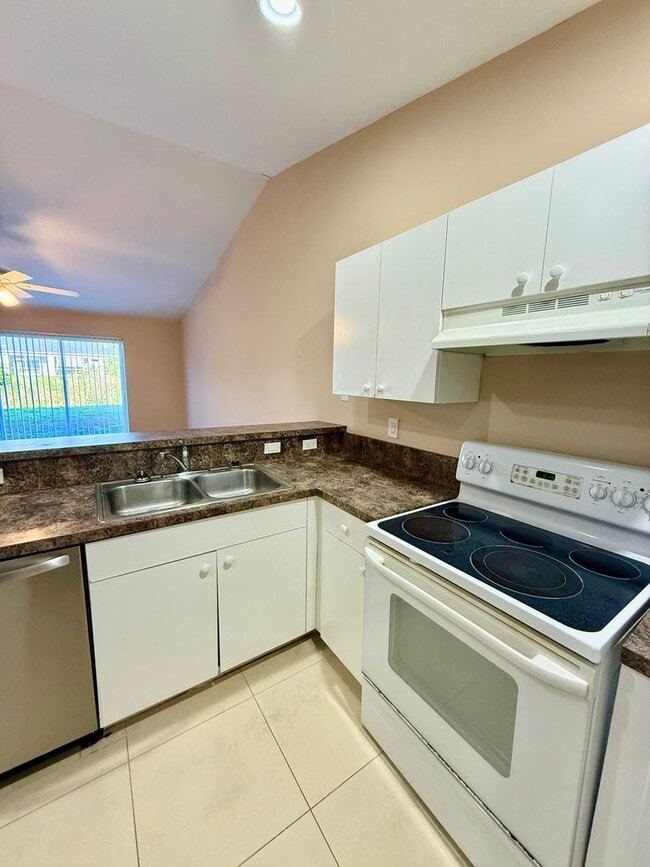 Building Photo - Central located 3 bed 2 bath duplex- 1 car garage