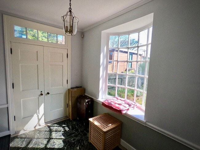 Building Photo - 9/1 Beautiful Hidden GEM. 2 Blocks from Wa...