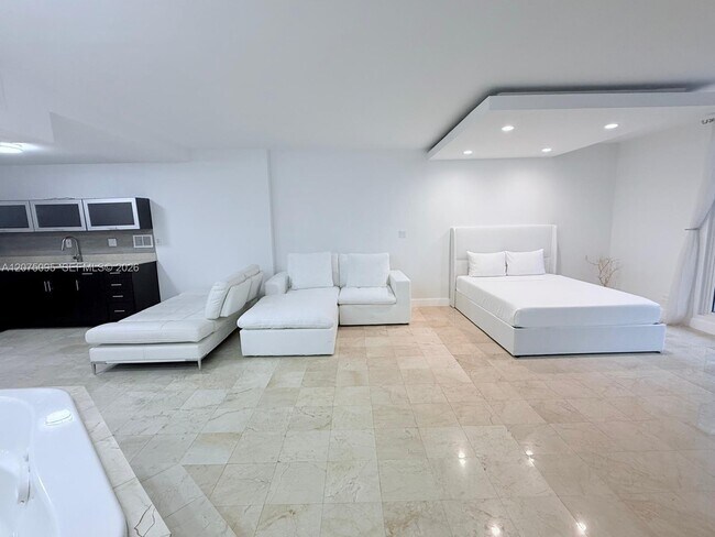 Building Photo - 2301 Collins Ave