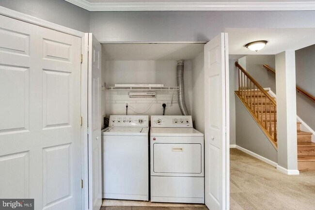 Building Photo - 25242 Dunvegan Square