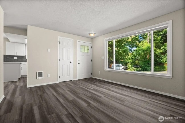 Building Photo - 502 Tullis St NE