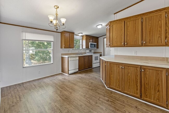 Building Photo - 182 Carmen Blvd