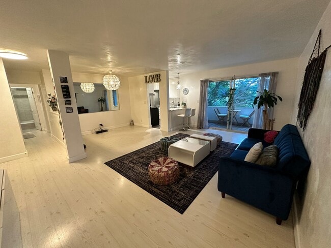 Building Photo - 5625 N Sumner Wy