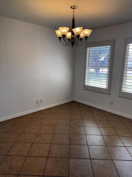 Building Photo - 403 Crenshaw Dr