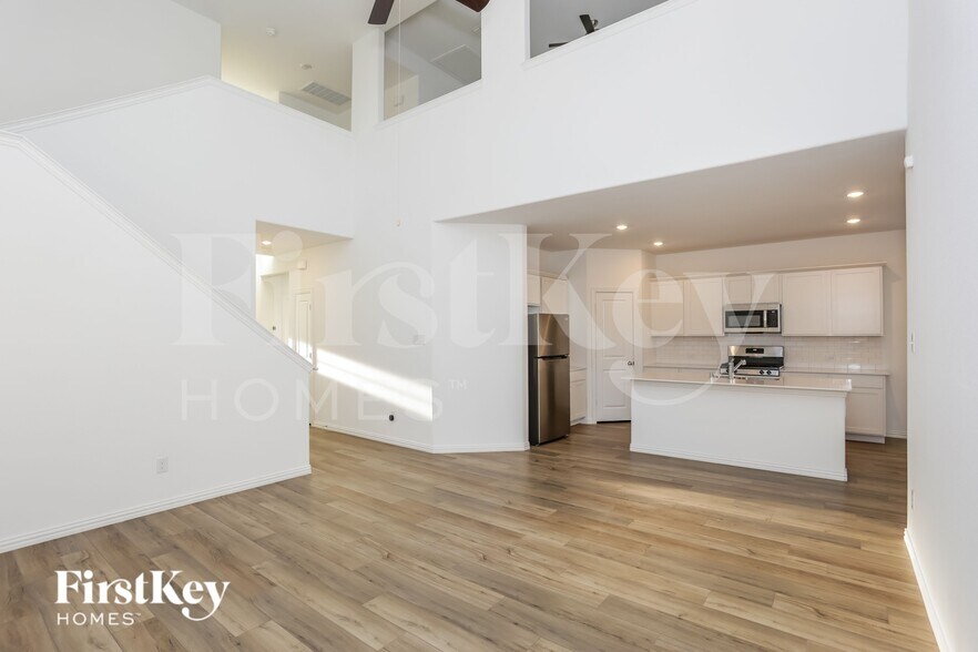 Building Photo - 10105 Elkhorn Dr