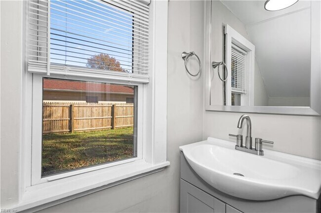 Building Photo - 229 Woodview Ave