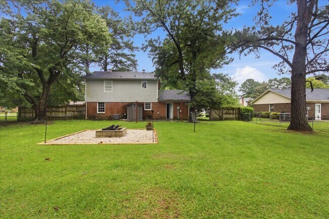 Building Photo - 208 Greenbriar Dr