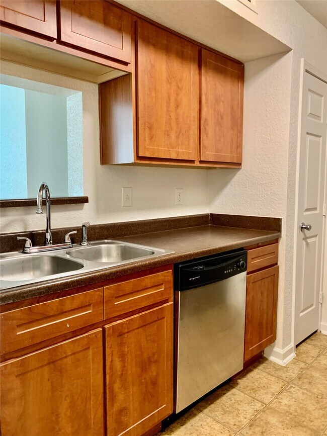 Building Photo - 8100 Creekbend Dr