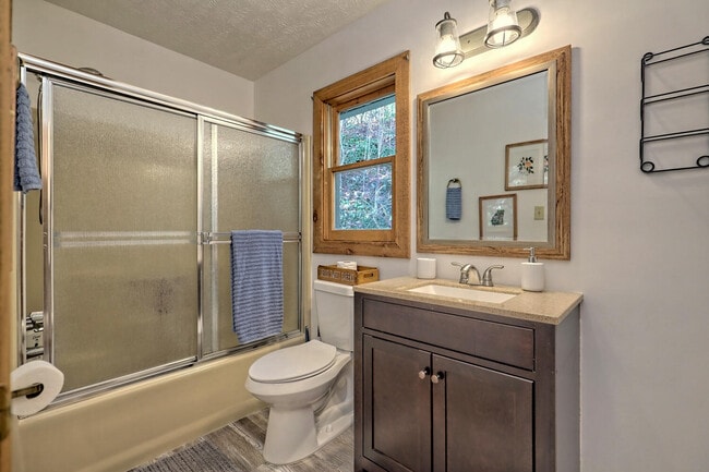 Building Photo - 1021 Saddle Back Cir