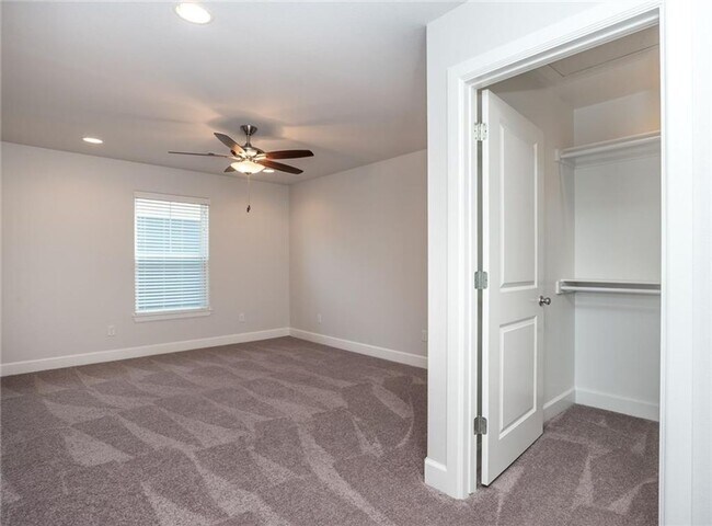 Building Photo - 3 bedroom 2.5 bath new home centrally located