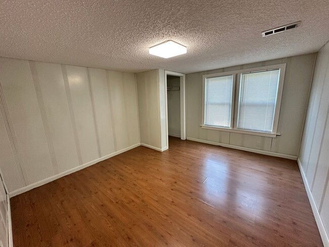Building Photo - Newly Remodeled 4 Bed, 1 Bath Upstairs Uni...