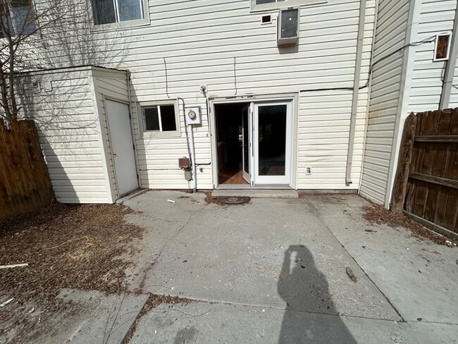 Building Photo - 3 Bed 1.5 Bath Townhome In Excellent Neighborhood