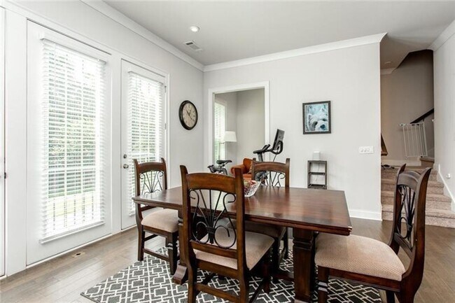 Building Photo - Large 3 Bedroom Luxury Townhome on Silver ...