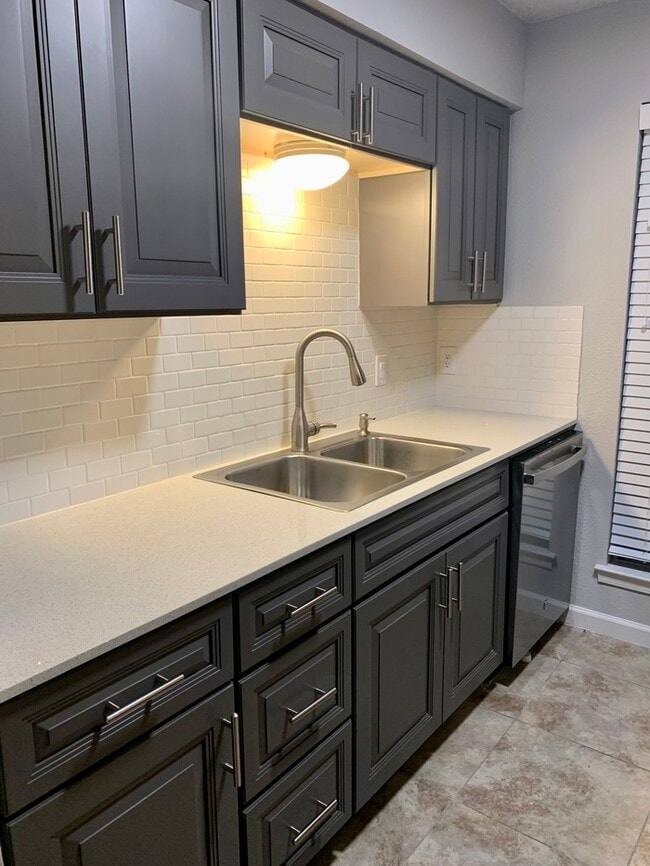 Building Photo - 2749 Parkchester Dr