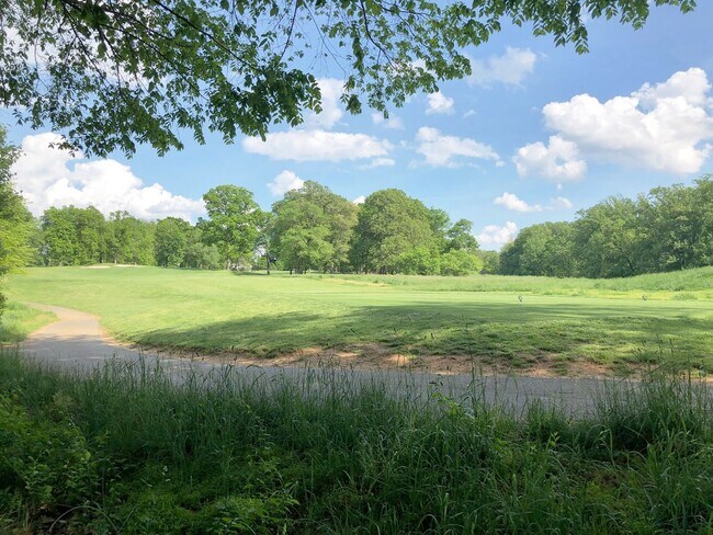 Building Photo - Spacious Potomac Beauty backs to Golf Course