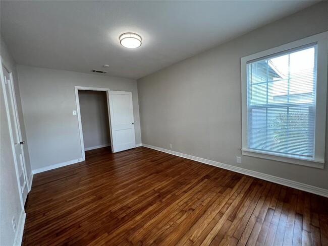 Building Photo - 3139 W 4th St
