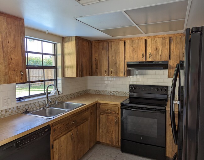 Building Photo - 1357 Dexter Dr E