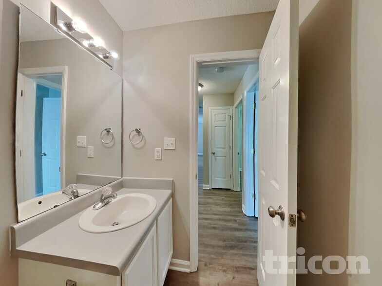 Building Photo - 2112 McKinnon Dr