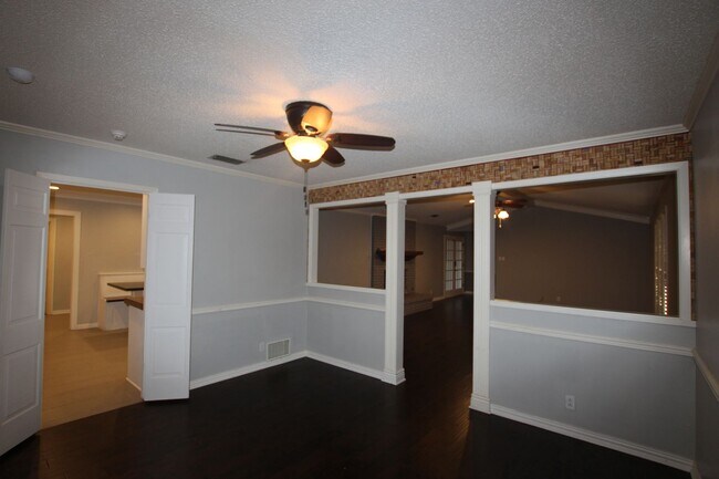 Building Photo - Available Now! Spacious 4 Bed/3 Bath Home ...