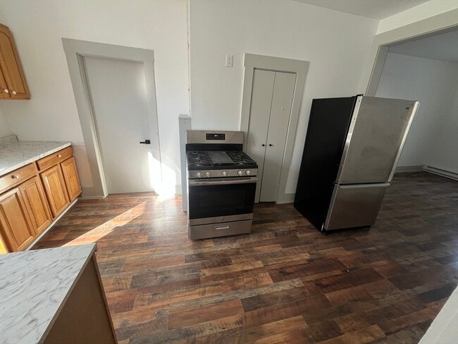 Building Photo - 40 Garnet St