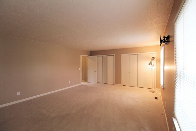 Building Photo - 907 Meadowlark Dr