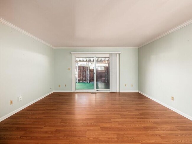 Building Photo - 2324 Woodbrook Cir N