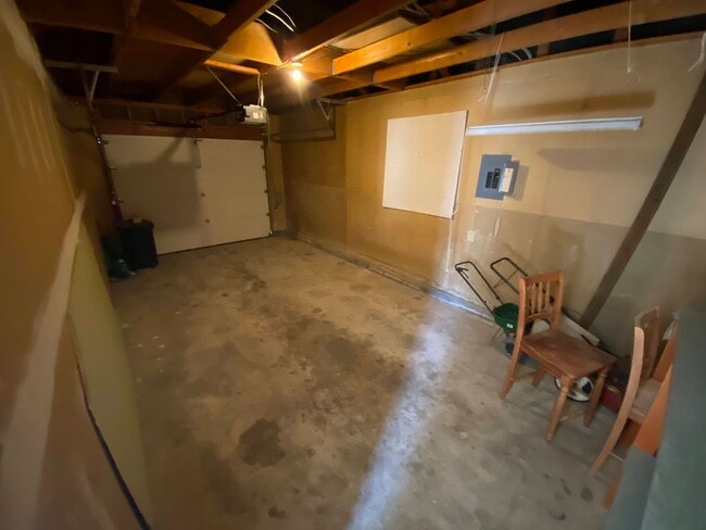 Building Photo - Cozy 3 Bedroom 1 Bath Home with Large Yard & 1 Car Attached Garage