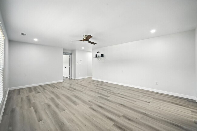 Building Photo - ***936 Elwood Duplex***