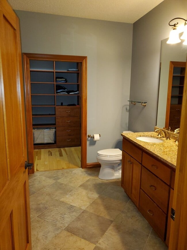Building Photo - STUNNING, 5 BEDROOM AND 5 BATH TWIN HOME F...
