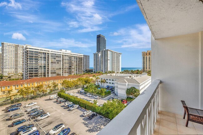 Building Photo - 3113 S Ocean Dr