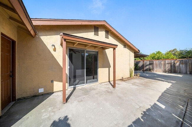 Building Photo - Charming 3 bedroom 2 bath in Escondido!