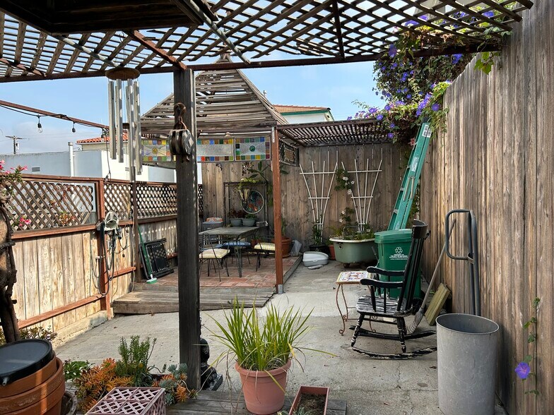 Building Photo - 2329 Curlew St
