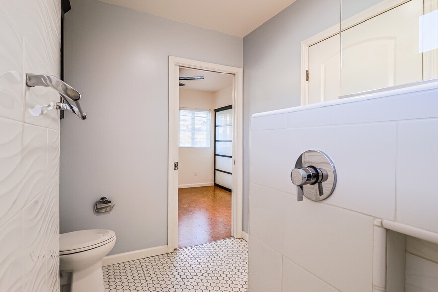 Building Photo - 256 W Tujunga Ave