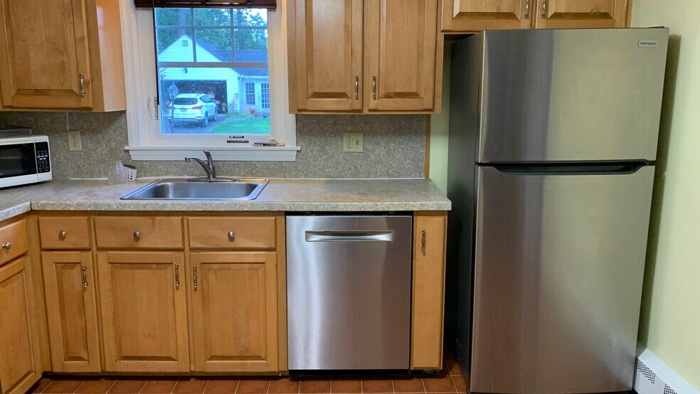 All stainless steel appliances - refrigerator newly replaced July 2022 - 58 Oakwood Dr
