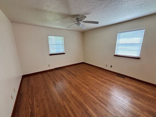 Building Photo - (3) Bed/(2) Bath with Storm Shelter and Mo...