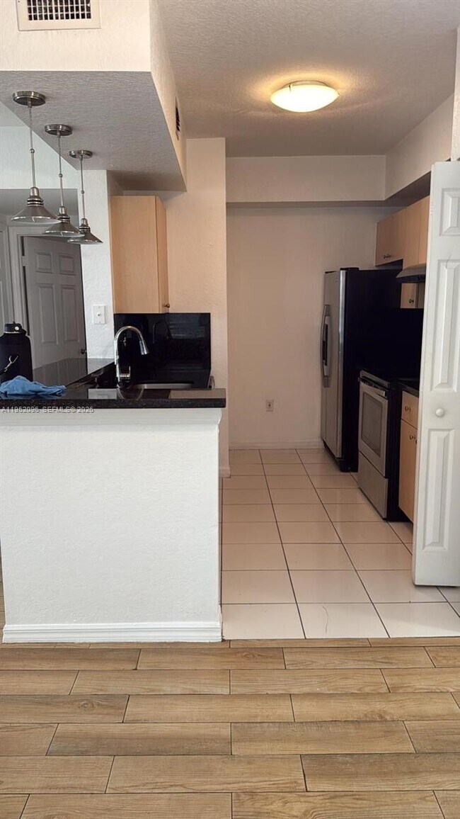 Building Photo - 2541 Centergate Dr