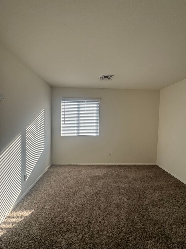 Building Photo - 4 BEDROOM IN PARK MEADOWS