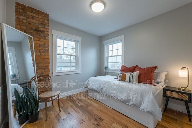 Building Photo - 65 E 7th Ave