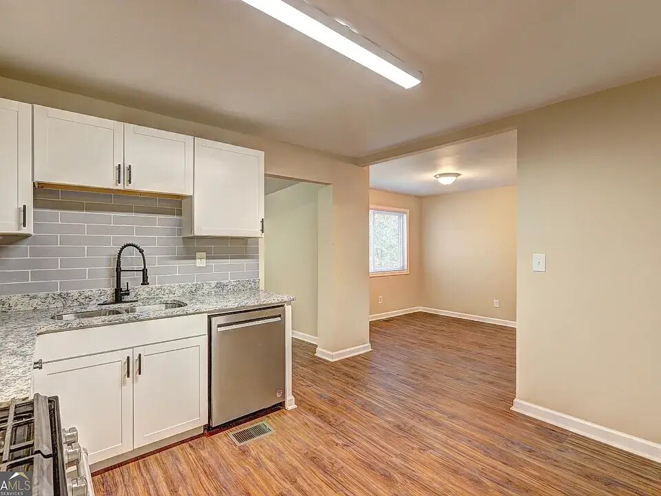 Building Photo - 5164 Phillips Dr