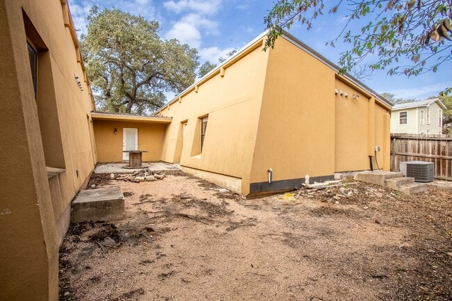 Building Photo - Walk to campus! Walk downtown! Fenced yard! Flat Rate Utilities!