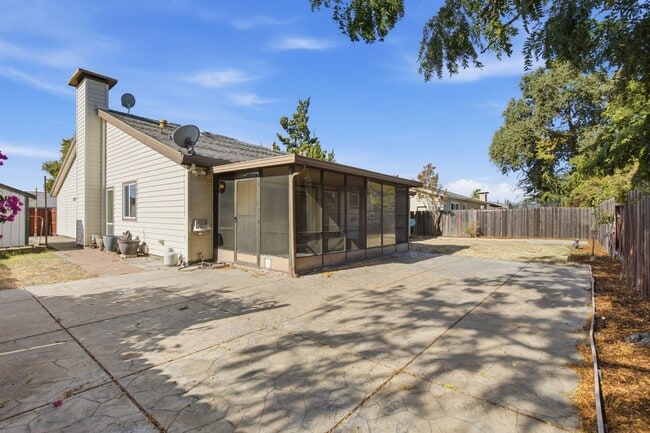 Building Photo - 7113 Mountainside Dr
