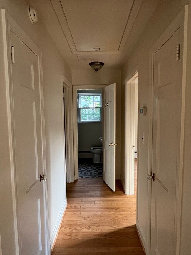 Building Photo - 2BD/1BA House Walking Distance to Downtown!