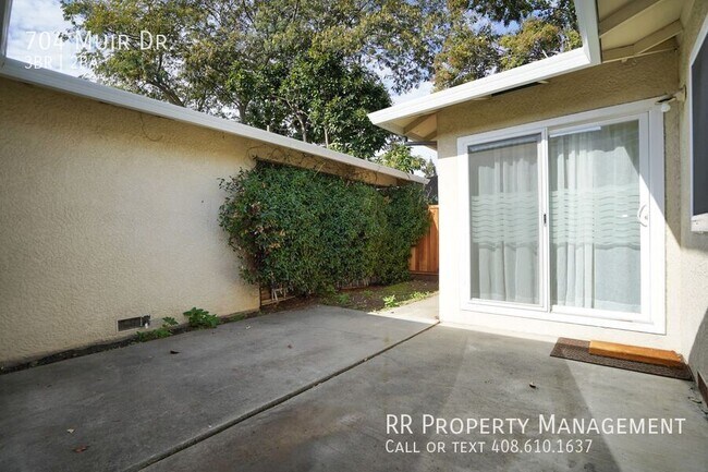 Building Photo - 704 Muir Dr