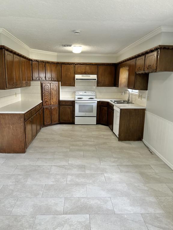 Building Photo - 424 N Webb Ave