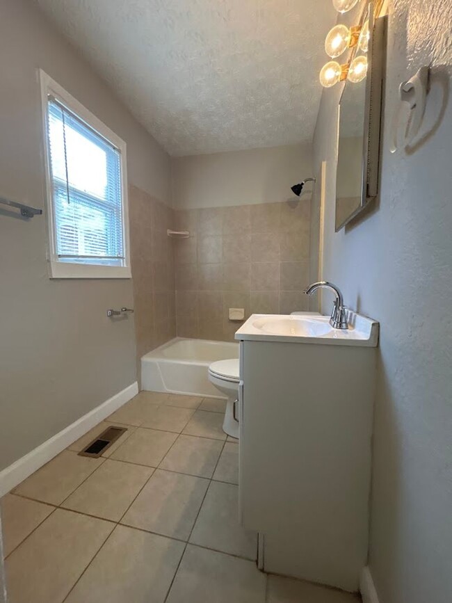 Building Photo - 3 Bed and 2 Bath in Atlanta with a Bonus R...